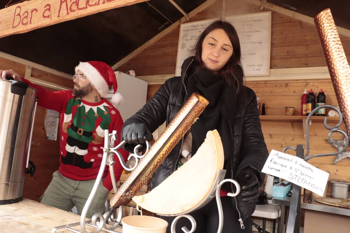 , Fondue, raclette, bretzel ou poutine, le marché de Noël du Puy-en-Velay regorge de spéciliatés culinaires