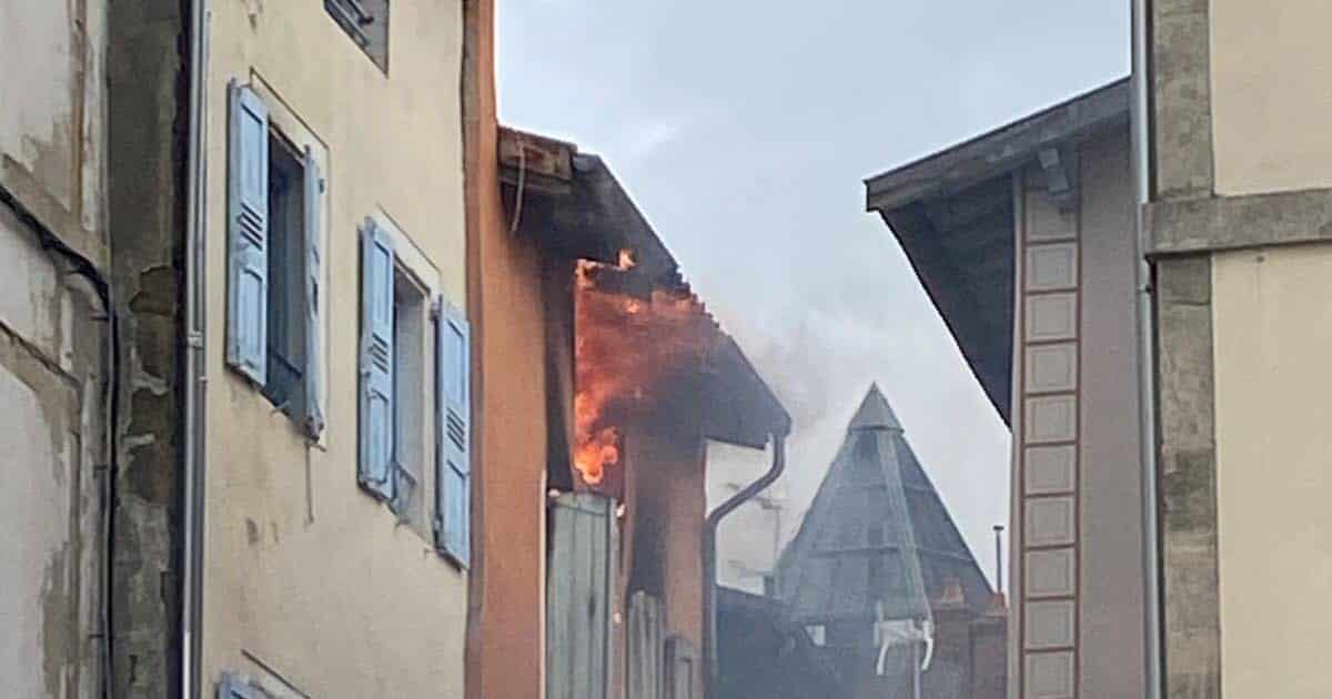 , Haute-Loire Un violent incendie en cours dans la vieille ville du Puy-en-Velay