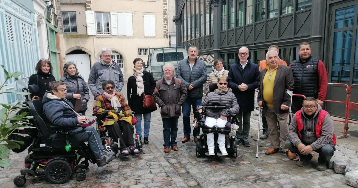 , Le Puy-en-Velay La place du Marché couvert s’adapte aux personnes à mobilité réduite