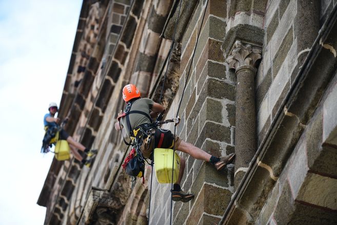 , La chute d&rsquo;une pierre de la façade de la cathédrale du Puy-en-Velay suscite l&rsquo;inquiétude
