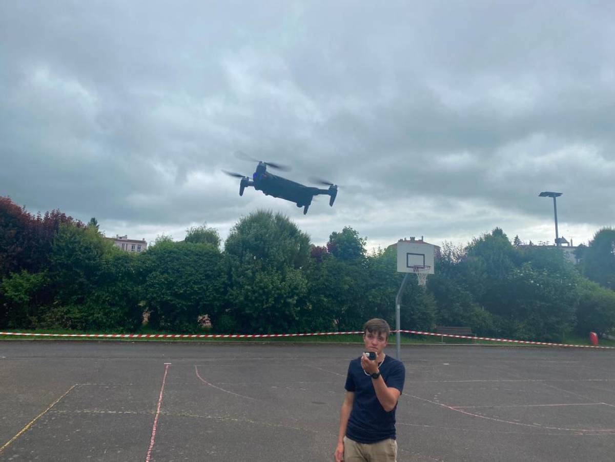 , Au Puy-en-Velay, la cour du lycée Simone-Weil se transforme en un véritable parcours de drone
